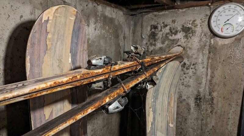 zagrożenia dla nart i sprzętu narciarskiego z przechowywania w piwnicy